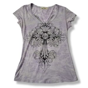 Lock & Love Lavender Y2K Cross And Black Wings Graphic V-Neck Short Sleeve Top
